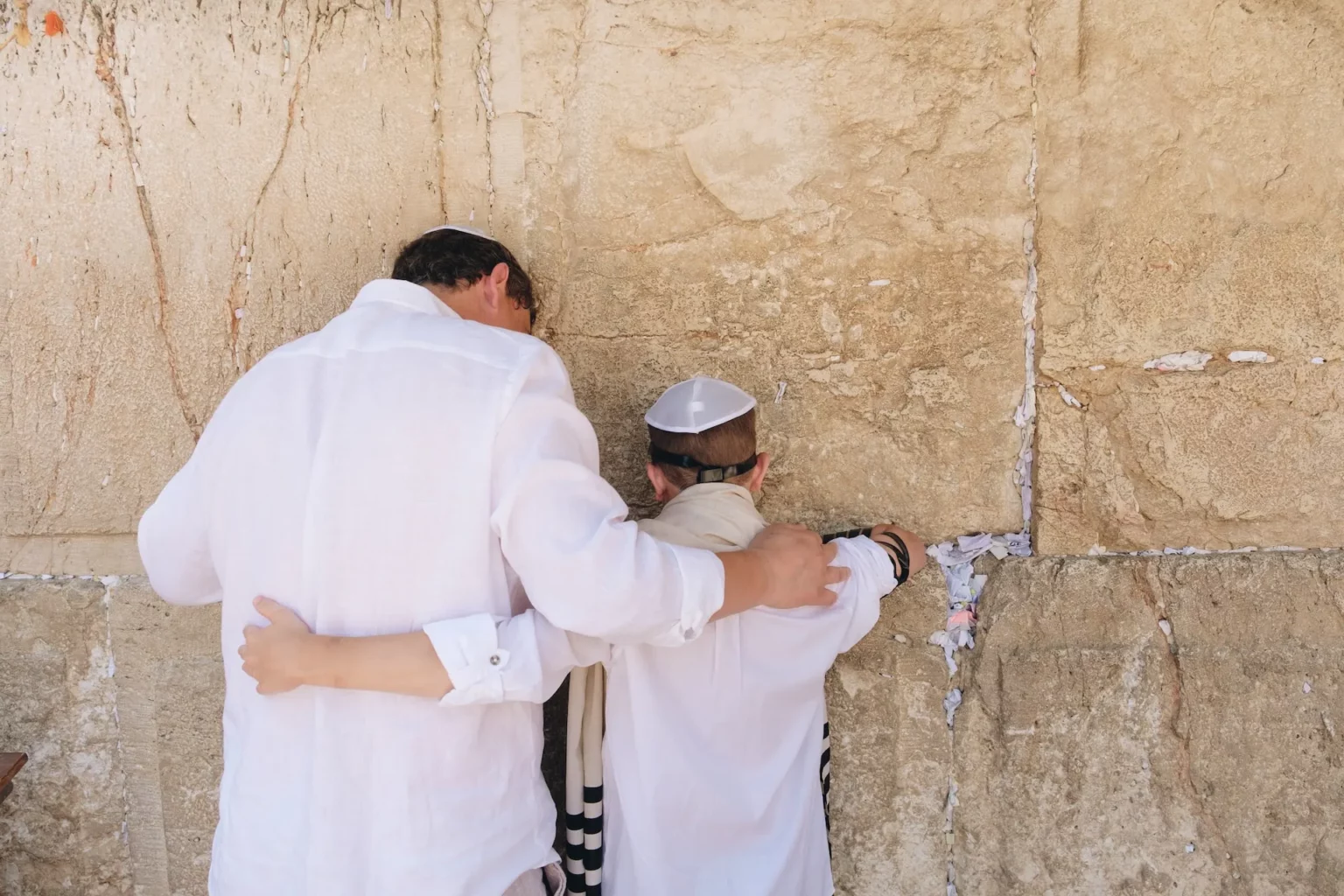 אב ובנו ליד הכותל